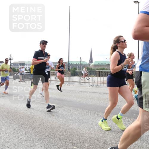 29.06.2025 - hella hamburg halbmarathon Lena Gebhardt http://msf.ph/oto/8318460 29.06.2025 10:22:35 Lombardsbrücke 13369, 3769, 10432, 7249, 759, 634, 1003, 1029, 1187, 1419, 1598, 2009, 2022, 2063, 2294, 2351, 2479, 2514, 2766, 2886, 3003, 3050, 3108, 3172, 3430, 3457, 3458, 3511, 3600, 3601, 3910, 3946, 4113, 4114, 4131, 4366, 4556, 4559, 4829, 4969, 4970, 5079, 5223, 5343, 5629, 5798, 5838, 6030, 6048, 6049, 6303, 6307, 6347, 6820, 6826, 6899, 6977, 7097, 7188, 7190, 7276, 7529, 7794, 7925, 8355, 8511, 8855, 8884, 8931, 8954, 9256, 10826, 13921, 14525, 14801 meine-sportfotos.de