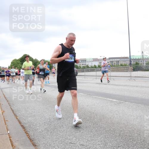 29.06.2025 - hella hamburg halbmarathon Lena Gebhardt http://msf.ph/oto/8318475 29.06.2025 10:57:04 Lombardsbrücke 7417, 281, 1207, 2041, 2370, 2871, 2887, 2932, 2991, 3195, 3348, 3387, 3418, 3470, 3485, 3516, 3517, 3614, 3723, 3851, 4086, 4094, 4106, 4118, 4241, 4485, 4568, 4569, 4611, 4998, 5057, 5316, 5589, 5639, 5911, 5944, 6053, 6284, 6348, 6349, 6832, 6981, 7381, 7416, 7417, 7592, 7787, 7964, 8039, 8150, 8197, 8224, 8546, 8552, 8679, 8851, 8853, 8939, 8943, 9110, 9172, 9210, 9298, 9299, 9910, 10571 meine-sportfotos.de