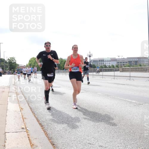 29.06.2025 - hella hamburg halbmarathon Lena Gebhardt http://msf.ph/oto/8318649 29.06.2025 10:12:42 Lombardsbrücke 10581, 12456, 1020, 1051, 1249, 1610, 1785, 1850, 1851, 1939, 2531, 2661, 2891, 2942, 2963, 2964, 3182, 3248, 3262, 3746, 4453, 4499, 4532, 4554, 5150, 5166, 5176, 5597, 5598, 6207, 6822, 6871, 6966, 7014, 7907, 8917, 8971, 9254, 9405, 10067, 10402, 10581, 10685, 11025, 11509, 11720, 12456, 13566, 13816, 14404, 14540, 14863, 14868, 14869, 15012, 15369, 15531, 16323, 16379, 16473, 16826, 16911, 17061, 17994, 18178, 18493, 18530 meine-sportfotos.de
