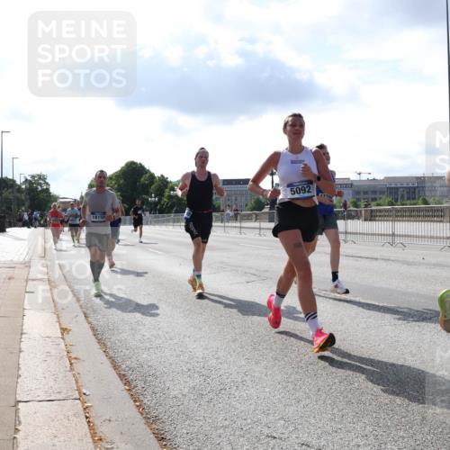 29.06.2025 - hella hamburg halbmarathon Lena Gebhardt http://msf.ph/oto/8318671 29.06.2025 09:47:48 Lombardsbrücke 18159, 5092, 1002, 1164, 1217, 1562, 1910, 2121, 2196, 2228, 2296, 2404, 2774, 2851, 3783, 4246, 4602, 5092, 5923, 5961, 6990, 7972, 8084, 8362, 8366, 8395, 8901, 9171, 9178, 9944, 10384, 10900, 10968, 11019, 11559, 11745, 11806, 12137, 12290, 12462, 12704, 12751, 12865, 13029, 13419, 13514, 13798, 13854, 14387, 14459, 14601, 14934, 14952, 15261, 15415, 15965, 16123, 16964, 17154, 18419 meine-sportfotos.de