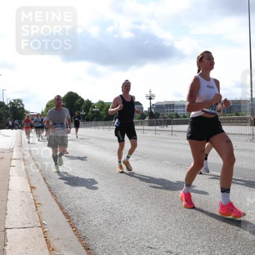 29.06.2025 - hella hamburg halbmarathon Lena Gebhardt http://msf.ph/oto/8318697 29.06.2025 09:47:48 Lombardsbrücke 48159, 092, 5559, 1002, 1164, 1217, 1562, 1910, 2121, 2196, 2228, 2296, 2404, 2774, 2851, 3783, 4246, 4602, 5092, 5923, 5961, 6990, 7972, 8084, 8362, 8366, 8395, 8901, 9171, 9178, 9944, 10384, 10900, 10968, 11019, 11559, 11745, 11806, 12137, 12290, 12462, 12704, 12751, 12865, 13029, 13419, 13514, 13798, 13854, 14387, 14459, 14601, 14934, 14952, 15261, 15415, 15965, 16123, 16964, 17154, 18419 meine-sportfotos.de