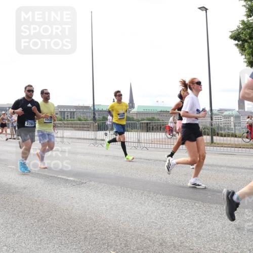 29.06.2025 - hella hamburg halbmarathon Lena Gebhardt http://msf.ph/oto/8318745 29.06.2025 10:22:36 Lombardsbrücke 598, 13963, 13369, 3769, 10432, 10902, 1029, 1187, 1419, 1598, 2009, 2022, 2063, 2294, 2351, 2479, 2514, 2766, 2886, 3003, 3050, 3108, 3172, 3430, 3457, 3458, 3511, 3600, 3601, 3910, 3946, 4113, 4114, 4131, 4366, 4556, 4559, 4829, 4969, 4970, 5079, 5223, 5343, 5629, 5798, 5838, 6030, 6048, 6049, 6303, 6307, 6347, 6820, 6826, 6899, 6977, 7097, 7188, 7190, 7276, 7529, 7794, 7925, 8355, 8511, 8855, 8884, 8931, 8954, 9256, 10826, 13921, 14525, 14801 meine-sportfotos.de