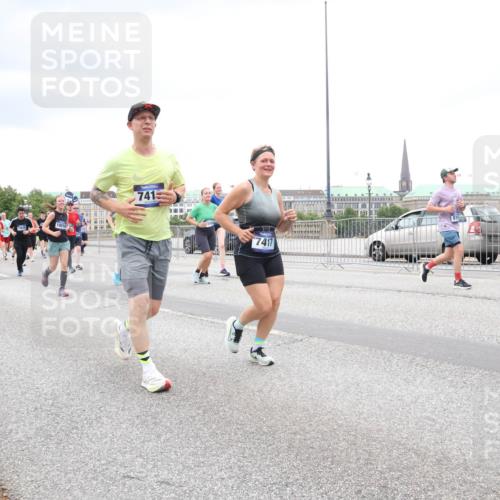 29.06.2025 - hella hamburg halbmarathon Lena Gebhardt http://msf.ph/oto/8318755 29.06.2025 10:57:06 Lombardsbrücke 7415, 7417, 1207, 2041, 2370, 2871, 2887, 2932, 2991, 3195, 3348, 3387, 3418, 3470, 3485, 3516, 3517, 3614, 3723, 3851, 4086, 4094, 4106, 4118, 4241, 4485, 4568, 4569, 4611, 4998, 5057, 5316, 5589, 5639, 5738, 5911, 5944, 6053, 6284, 6348, 6349, 6832, 6981, 7381, 7416, 7417, 7592, 7728, 7787, 7964, 8039, 8150, 8197, 8224, 8287, 8546, 8552, 8679, 8851, 8853, 9110, 9172, 9210, 9298, 9299, 9910 meine-sportfotos.de