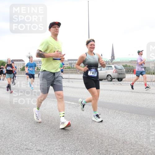 29.06.2025 - hella hamburg halbmarathon Lena Gebhardt http://msf.ph/oto/8318793 29.06.2025 10:57:06 Lombardsbrücke 12828, 7417, 1207, 2041, 2370, 2871, 2887, 2932, 2991, 3195, 3348, 3387, 3418, 3470, 3485, 3516, 3517, 3614, 3723, 3851, 4086, 4094, 4106, 4118, 4241, 4485, 4568, 4569, 4611, 4998, 5057, 5316, 5589, 5639, 5738, 5911, 5944, 6053, 6284, 6348, 6349, 6832, 6981, 7381, 7416, 7417, 7592, 7728, 7787, 7964, 8039, 8150, 8197, 8224, 8287, 8546, 8552, 8679, 8851, 8853, 9110, 9172, 9210, 9298, 9299, 9910 meine-sportfotos.de