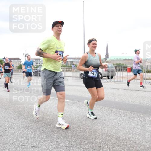 29.06.2025 - hella hamburg halbmarathon Lena Gebhardt http://msf.ph/oto/8318812 29.06.2025 10:57:06 Lombardsbrücke 10016, 12828, 416, 7417, 1207, 2041, 2370, 2871, 2887, 2932, 2991, 3195, 3348, 3387, 3418, 3470, 3485, 3516, 3517, 3614, 3723, 3851, 4086, 4094, 4106, 4118, 4241, 4485, 4568, 4569, 4611, 4998, 5057, 5316, 5589, 5639, 5738, 5911, 5944, 6053, 6284, 6348, 6349, 6832, 6981, 7381, 7416, 7417, 7592, 7728, 7787, 7964, 8039, 8150, 8197, 8224, 8287, 8546, 8552, 8679, 8851, 8853, 9110, 9172, 9210, 9298, 9299, 9910 meine-sportfotos.de