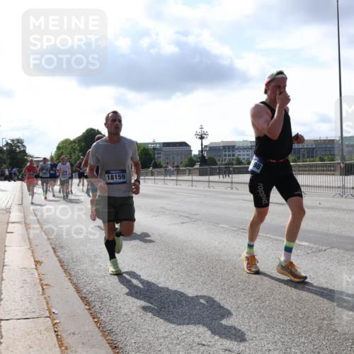 29.06.2025 - hella hamburg halbmarathon Lena Gebhardt http://msf.ph/oto/8318815 29.06.2025 09:47:49 Lombardsbrücke 18159, 98, 1002, 1164, 1217, 1562, 2121, 2196, 2228, 2296, 2404, 2714, 2851, 3783, 4246, 4602, 5092, 5923, 5961, 6990, 8084, 8362, 8395, 8901, 9171, 9178, 9944, 10384, 10900, 10968, 11019, 11559, 11745, 11806, 12137, 12290, 12462, 12704, 12751, 12865, 13029, 13419, 13514, 13798, 13854, 14387, 14459, 14601, 14934, 14952, 15015, 15261, 15415, 15701, 15965, 16123, 16158, 16964, 17154, 18419 meine-sportfotos.de