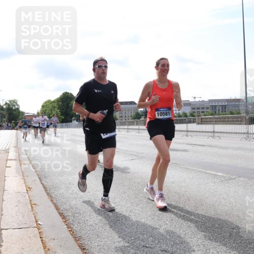 29.06.2025 - hella hamburg halbmarathon Lena Gebhardt http://msf.ph/oto/8318843 29.06.2025 10:12:42 Lombardsbrücke 10581, 1020, 1051, 1249, 1610, 1785, 1850, 1851, 1939, 2531, 2661, 2891, 2942, 2963, 2964, 3182, 3248, 3262, 3746, 4453, 4499, 4532, 4554, 5150, 5166, 5176, 5597, 5598, 6207, 6822, 6871, 6966, 7014, 7907, 8917, 8971, 9254, 9405, 10067, 10402, 10581, 10685, 11025, 11509, 11720, 12456, 13566, 13816, 14404, 14540, 14863, 14868, 14869, 15012, 15369, 15531, 16323, 16379, 16473, 16826, 16911, 17061, 17994, 18178, 18493, 18530 meine-sportfotos.de