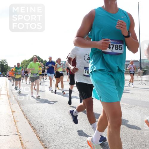29.06.2025 - hella hamburg halbmarathon Lena Gebhardt http://msf.ph/oto/8318947 29.06.2025 10:00:04 Lombardsbrücke 9178, 15097, 5341, 1815, 18, 4785, 10337, 42, 1006, 1019, 1125, 1180, 1239, 1264, 1526, 1834, 1914, 1955, 2027, 2086, 2099, 2159, 2348, 2364, 2391, 2432, 2447, 2582, 2584, 2606, 2652, 2676, 2677, 2730, 2910, 3177, 3181, 3279, 3668, 3836, 3861, 3898, 4013, 4231, 4426, 4632, 4772, 4796, 4837, 5015, 5134, 5272, 5277, 5341, 5728, 6082, 6084, 6104, 6174, 6201, 6202, 6260, 6462, 6470, 6581, 6587, 8330, 9142, 9984, 10031, 11039, 11568, 11844 meine-sportfotos.de