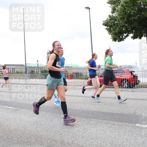 29.06.2025 - hella hamburg halbmarathon Lena Gebhardt http://msf.ph/oto/8319078 29.06.2025 10:57:09 Lombardsbrücke 16646, 1001, 1207, 2041, 2370, 2871, 2932, 3195, 3348, 3387, 3388, 3418, 3470, 3485, 3516, 3517, 3723, 3851, 4086, 4094, 4106, 4118, 4180, 4241, 4485, 4568, 4569, 4611, 4998, 5057, 5316, 5589, 5639, 5738, 5944, 6053, 6284, 6348, 6349, 6832, 6981, 7381, 7416, 7417, 7592, 7728, 7787, 7964, 8039, 8150, 8197, 8224, 8287, 8540, 8546, 8552, 8679, 8851, 8853, 9110, 9172, 9210, 9298, 9299 meine-sportfotos.de