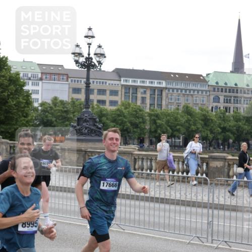29.06.2025 - hella hamburg halbmarathon Jannik Wohlers http://msf.ph/oto/8319116 29.06.2025 10:39:09 Lombardsbrücke 2578, 2976, 3353, 4603, 4609, 4855, 5045, 5701, 6321, 6342, 6343, 6427, 6428, 6719, 6726, 6748, 7053, 7125, 7199, 7501, 7684, 8203, 8995, 9569, 9698, 9747, 9777, 10512, 10626, 10627, 10666, 10833, 10849, 10888, 11381, 11382, 11461, 11729, 12150, 12217, 12680, 13178, 13461, 13495, 13519, 14111, 14114, 14299, 14674, 15265, 15433, 15494, 15536, 16178, 17379, 17407, 17666, 17695, 18944 meine-sportfotos.de