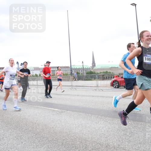 29.06.2025 - hella hamburg halbmarathon Lena Gebhardt http://msf.ph/oto/8319200 29.06.2025 10:57:09 Lombardsbrücke 4568, 4569, 10142, 15499, 10016, 6284, 1207, 2041, 2370, 2871, 2932, 3195, 3348, 3387, 3388, 3418, 3470, 3485, 3516, 3517, 3723, 3851, 4086, 4094, 4106, 4118, 4180, 4241, 4485, 4568, 4569, 4611, 4998, 5057, 5316, 5589, 5639, 5738, 5944, 6053, 6284, 6348, 6349, 6832, 6981, 7381, 7416, 7417, 7592, 7728, 7787, 7964, 8039, 8150, 8197, 8224, 8287, 8540, 8546, 8552, 8679, 8851, 8853, 9110, 9172, 9210, 9298, 9299 meine-sportfotos.de