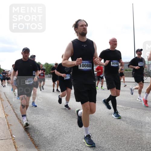 29.06.2025 - hella hamburg halbmarathon Lena Gebhardt http://msf.ph/oto/8319223 29.06.2025 10:22:38 Lombardsbrücke 16001, 2479, 3511, 10088, 9598, 17068, 13472, 1029, 1187, 1419, 1598, 2022, 2063, 2294, 2351, 2479, 2766, 2886, 3003, 3108, 3430, 3457, 3511, 3600, 3601, 3910, 3946, 4113, 4114, 4131, 4366, 4556, 4559, 4829, 4969, 4970, 5079, 5223, 5343, 5629, 5798, 5838, 6030, 6048, 6049, 6303, 6307, 6347, 6820, 6826, 6899, 6977, 7097, 7188, 7190, 7276, 7529, 7794, 7925, 8355, 8511, 8855, 8884, 8931, 8954, 9256, 10826, 12190, 13921, 14525, 14801 meine-sportfotos.de