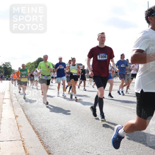 29.06.2025 - hella hamburg halbmarathon Lena Gebhardt http://msf.ph/oto/8319275 29.06.2025 10:00:04 Lombardsbrücke 1815, 19176, 15097, 1006, 12248, 1612, 18112, 1006, 1019, 1125, 1180, 1239, 1264, 1526, 1834, 1914, 1955, 2027, 2086, 2099, 2159, 2348, 2364, 2391, 2432, 2447, 2582, 2584, 2606, 2652, 2676, 2677, 2730, 2910, 3177, 3181, 3279, 3668, 3836, 3861, 3898, 4013, 4231, 4426, 4632, 4772, 4796, 4837, 5015, 5134, 5272, 5277, 5341, 5728, 6082, 6084, 6104, 6174, 6201, 6202, 6260, 6462, 6470, 6581, 6587, 8330, 9142, 9984, 10031, 11039, 11568, 11844 meine-sportfotos.de