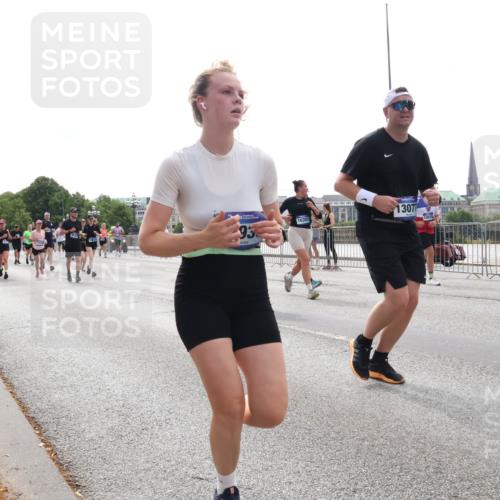 29.06.2025 - hella hamburg halbmarathon Lena Gebhardt http://msf.ph/oto/8319297 29.06.2025 10:37:32 Lombardsbrücke 1022, 1276, 1337, 1475, 1597, 1819, 2016, 2031, 2072, 2104, 2199, 2272, 2480, 2486, 2640, 2853, 3127, 3230, 3633, 3714, 4097, 4347, 4733, 5146, 5171, 5186, 5522, 5560, 5790, 5875, 5940, 6172, 6243, 6584, 6804, 6821, 6955, 7085, 7124, 7235, 7321, 7350, 7544, 7707, 7777, 7823, 8257, 8258, 8811, 8843, 9054, 9055, 9247, 9288, 9524, 9895, 10159, 10506, 12123, 12254, 12472, 12824, 16680, 17798 meine-sportfotos.de
