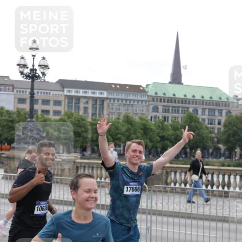 29.06.2025 - hella hamburg halbmarathon Jannik Wohlers http://msf.ph/oto/8319308 29.06.2025 10:39:10 Lombardsbrücke 2578, 2976, 3353, 4298, 4603, 4609, 4855, 5045, 5701, 6321, 6342, 6343, 6427, 6428, 6719, 6726, 6748, 7053, 7125, 7199, 7501, 7684, 8203, 8995, 9569, 9698, 9747, 9777, 10512, 10626, 10627, 10666, 10833, 10849, 10888, 11461, 12150, 12217, 12680, 13178, 13495, 13519, 14111, 14114, 14299, 14674, 15265, 15433, 15494, 15536, 16178, 17379, 17407, 17666, 17695, 18944 meine-sportfotos.de