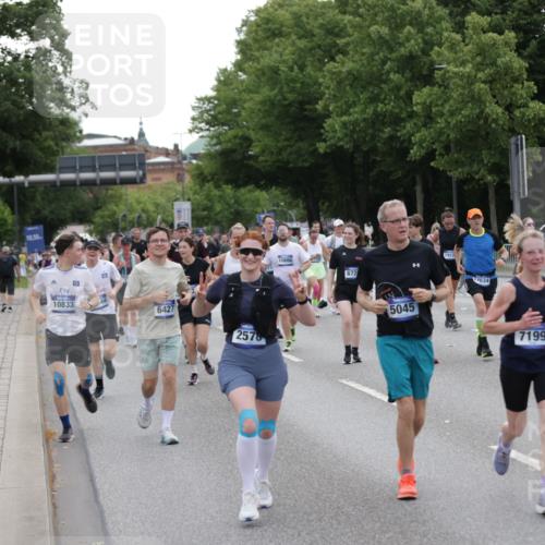29.06.2025 - hella hamburg halbmarathon Jannik Wohlers http://msf.ph/oto/8319386 29.06.2025 10:39:15 Lombardsbrücke 2578, 2976, 3046, 4298, 4609, 4752, 5045, 5701, 6321, 6427, 6428, 6719, 6726, 6739, 7053, 7125, 7199, 7429, 8995, 9569, 9698, 9747, 9777, 10441, 10626, 10627, 10666, 10714, 10833, 11461, 11664, 11982, 12150, 12217, 12631, 12680, 13178, 13495, 14111, 14674, 14882, 15265, 15433, 15494, 16178, 17379, 17407, 17634, 17666, 17695, 18944, 19121 meine-sportfotos.de