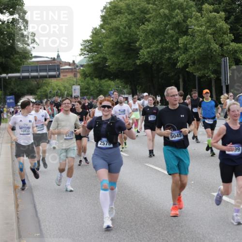 29.06.2025 - hella hamburg halbmarathon Jannik Wohlers http://msf.ph/oto/8319421 29.06.2025 10:39:15 Lombardsbrücke 2578, 2976, 3046, 4298, 4609, 4752, 5045, 5701, 6321, 6427, 6428, 6719, 6726, 6739, 7053, 7125, 7199, 7429, 8995, 9569, 9698, 9747, 9777, 10441, 10626, 10627, 10666, 10714, 10833, 11461, 11664, 11982, 12150, 12217, 12631, 12680, 13178, 13495, 14111, 14674, 14882, 15265, 15433, 15494, 16178, 17379, 17407, 17634, 17666, 17695, 18944, 19121 meine-sportfotos.de