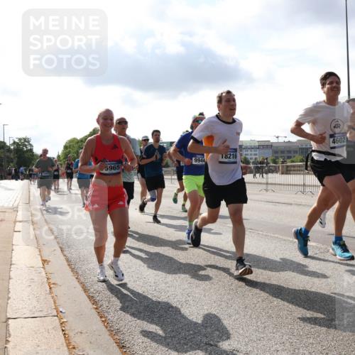 29.06.2025 - hella hamburg halbmarathon Lena Gebhardt http://msf.ph/oto/8319444 29.06.2025 09:47:53 Lombardsbrücke 18216, 9944, 5965, 4602, 45, 5869, 1164, 1217, 1562, 2196, 2296, 2404, 2714, 2851, 4602, 5091, 5092, 5315, 5923, 6684, 6990, 8084, 8362, 8395, 8901, 9171, 9178, 9944, 10384, 10900, 10968, 11019, 11202, 11227, 11559, 11745, 12290, 12462, 12704, 12751, 12865, 13029, 13419, 13514, 13798, 13854, 14387, 14459, 14601, 14934, 14952, 15015, 15261, 15415, 15701, 15965, 16123, 16158, 16964, 17154, 18419 meine-sportfotos.de