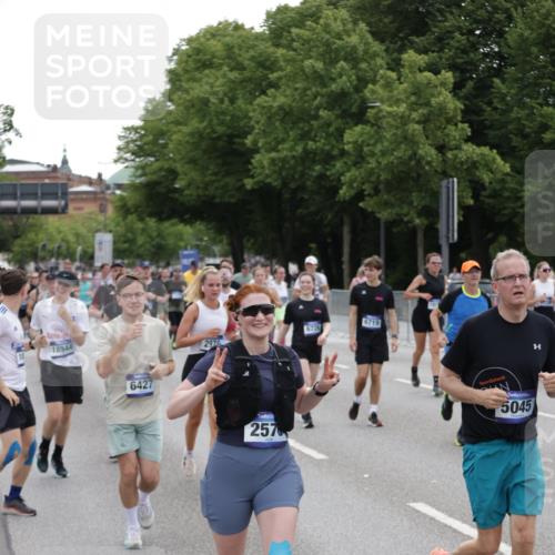 29.06.2025 - hella hamburg halbmarathon Jannik Wohlers http://msf.ph/oto/8319466 29.06.2025 10:39:16 Lombardsbrücke 2578, 2976, 3046, 4298, 4609, 4752, 5045, 5701, 6321, 6427, 6428, 6719, 6726, 6739, 7053, 7125, 7199, 7429, 8995, 9569, 9698, 9747, 9777, 10441, 10626, 10627, 10666, 10714, 10833, 11461, 11664, 11982, 12150, 12631, 12680, 13178, 13495, 14111, 14674, 14882, 15265, 15494, 16178, 17379, 17407, 17634, 17666, 17695, 18944, 19121 meine-sportfotos.de