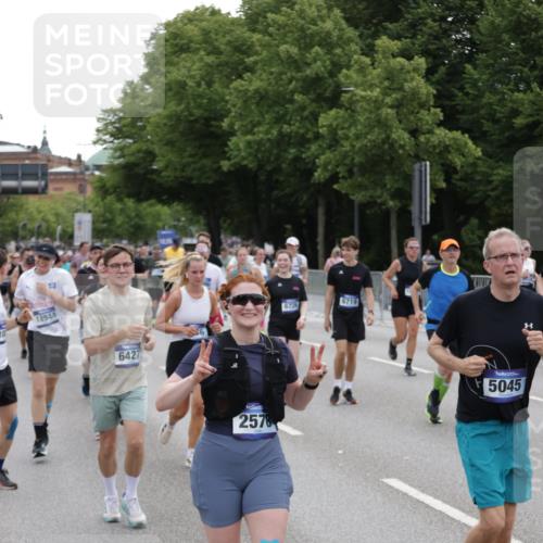 29.06.2025 - hella hamburg halbmarathon Jannik Wohlers http://msf.ph/oto/8319499 29.06.2025 10:39:17 Lombardsbrücke 2313, 2578, 2976, 3046, 4298, 4609, 4752, 5045, 5701, 6321, 6427, 6428, 6719, 6726, 6739, 7053, 7125, 7199, 7429, 8995, 9080, 9569, 9698, 9747, 9777, 10441, 10626, 10627, 10666, 10714, 10833, 11461, 11664, 11982, 12150, 12631, 12680, 13178, 13495, 14111, 14674, 14882, 15265, 15494, 16178, 17379, 17407, 17634, 17666, 17695, 18944, 19121 meine-sportfotos.de