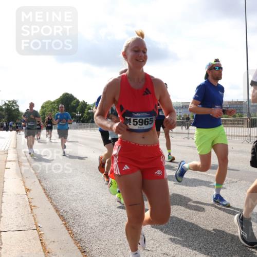 29.06.2025 - hella hamburg halbmarathon Lena Gebhardt http://msf.ph/oto/8319525 29.06.2025 09:47:53 Lombardsbrücke 12865, 18841, 15965, 15, 18216, 1164, 1217, 1562, 2196, 2296, 2404, 2714, 2851, 4602, 5091, 5092, 5315, 5923, 6684, 6990, 8084, 8362, 8395, 8901, 9171, 9178, 9944, 10384, 10900, 10968, 11019, 11202, 11227, 11559, 11745, 12290, 12462, 12704, 12751, 12865, 13029, 13419, 13514, 13798, 13854, 14387, 14459, 14601, 14934, 14952, 15015, 15261, 15415, 15701, 15965, 16123, 16158, 16964, 17154, 18419 meine-sportfotos.de