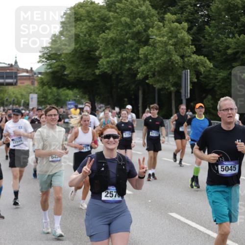 29.06.2025 - hella hamburg halbmarathon Jannik Wohlers http://msf.ph/oto/8319528 29.06.2025 10:39:17 Lombardsbrücke 2313, 2578, 2976, 3046, 4298, 4609, 4752, 5045, 5701, 6321, 6427, 6428, 6719, 6726, 6739, 7053, 7125, 7199, 7429, 8995, 9080, 9569, 9698, 9747, 9777, 10441, 10626, 10627, 10666, 10714, 10833, 11461, 11664, 11982, 12150, 12631, 12680, 13178, 13495, 14111, 14674, 14882, 15265, 15494, 16178, 17379, 17407, 17634, 17666, 17695, 18944, 19121 meine-sportfotos.de