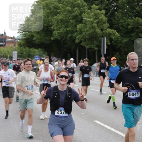 29.06.2025 - hella hamburg halbmarathon Jannik Wohlers http://msf.ph/oto/8319567 29.06.2025 10:39:17 Lombardsbrücke 2313, 2578, 2976, 3046, 4298, 4609, 4752, 5045, 5701, 6321, 6427, 6428, 6719, 6726, 6739, 7053, 7125, 7199, 7429, 8995, 9080, 9569, 9698, 9747, 9777, 10441, 10626, 10627, 10666, 10714, 10833, 11461, 11664, 11982, 12150, 12631, 12680, 13178, 13495, 14111, 14674, 14882, 15265, 15494, 16178, 17379, 17407, 17634, 17666, 17695, 18944, 19121 meine-sportfotos.de