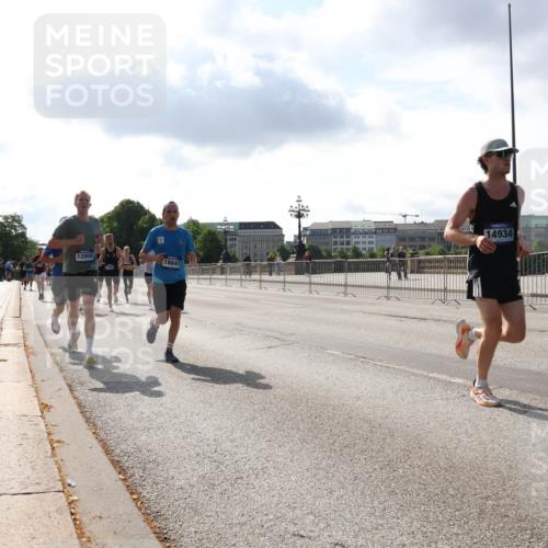 29.06.2025 - hella hamburg halbmarathon Lena Gebhardt http://msf.ph/oto/8319639 29.06.2025 09:47:54 Lombardsbrücke 12865, 18841, 14934, 1164, 1217, 1385, 1562, 1743, 2196, 2296, 2404, 2714, 2851, 4602, 5091, 5092, 5315, 5923, 6684, 6990, 8084, 8362, 8395, 8901, 9171, 9178, 9944, 10384, 10900, 10968, 11019, 11202, 11227, 11559, 11620, 11745, 12290, 12462, 12704, 12751, 12865, 13029, 13419, 13514, 13798, 13854, 14387, 14459, 14601, 14934, 14952, 15015, 15261, 15415, 15701, 15965, 16123, 16158, 16964, 17154, 18419 meine-sportfotos.de