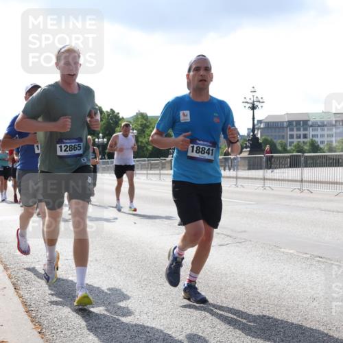 29.06.2025 - hella hamburg halbmarathon Lena Gebhardt http://msf.ph/oto/8319678 29.06.2025 09:47:55 Lombardsbrücke 12865, 18841, 1164, 1217, 1385, 1562, 1743, 2196, 2296, 2404, 2714, 2851, 3959, 4602, 5091, 5092, 5315, 5923, 6684, 6990, 8084, 8362, 8395, 8901, 9171, 9178, 9944, 10384, 10900, 10968, 11019, 11202, 11227, 11559, 11620, 11745, 12290, 12462, 12704, 12751, 12865, 13029, 13419, 13514, 13798, 13854, 14387, 14459, 14601, 14908, 14934, 14952, 15015, 15261, 15415, 15701, 15965, 16123, 16158, 16964, 17154, 18419 meine-sportfotos.de