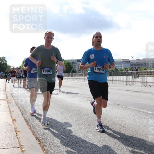 29.06.2025 - hella hamburg halbmarathon Lena Gebhardt http://msf.ph/oto/8319696 29.06.2025 09:47:55 Lombardsbrücke 1526, 12865, 18841, 1164, 1217, 1385, 1562, 1743, 2196, 2296, 2404, 2714, 2851, 3959, 4602, 5091, 5092, 5315, 5923, 6684, 6990, 8084, 8362, 8395, 8901, 9171, 9178, 9944, 10384, 10900, 10968, 11019, 11202, 11227, 11559, 11620, 11745, 12290, 12462, 12704, 12751, 12865, 13029, 13419, 13514, 13798, 13854, 14387, 14459, 14601, 14908, 14934, 14952, 15015, 15261, 15415, 15701, 15965, 16123, 16158, 16964, 17154, 18419 meine-sportfotos.de