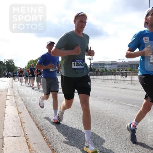 29.06.2025 - hella hamburg halbmarathon Lena Gebhardt http://msf.ph/oto/8319721 29.06.2025 09:47:56 Lombardsbrücke 3261, 12865, 18841, 1164, 1217, 1385, 1562, 1743, 2196, 2296, 2404, 2714, 2851, 3959, 4602, 5091, 5092, 5315, 5923, 6684, 6829, 6990, 8084, 8362, 8395, 8901, 9178, 9944, 10384, 10900, 10968, 11019, 11202, 11227, 11559, 11620, 11745, 12290, 12462, 12704, 12751, 12865, 13029, 13419, 13514, 13595, 13798, 13854, 14387, 14459, 14601, 14908, 14934, 14952, 15015, 15261, 15415, 15701, 15965, 16123, 16158, 16964, 17154, 18419 meine-sportfotos.de