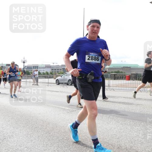 29.06.2025 - hella hamburg halbmarathon Lena Gebhardt http://msf.ph/oto/8319769 29.06.2025 10:22:43 Lombardsbrücke 9392, 5798, 2886, 1029, 1187, 1598, 1853, 2022, 2294, 2351, 2479, 2766, 2886, 3003, 3029, 3034, 3108, 3430, 3457, 3511, 3600, 3601, 3910, 3946, 4113, 4114, 4131, 4556, 4559, 4829, 4969, 4970, 5079, 5223, 5343, 5629, 5798, 5838, 6030, 6048, 6049, 6303, 6307, 6347, 6820, 6826, 6899, 7097, 7188, 7190, 7266, 7276, 7529, 7794, 7925, 8355, 8511, 8855, 8931, 9256, 9913, 10205, 10826, 12190, 13921, 14525, 14801 meine-sportfotos.de