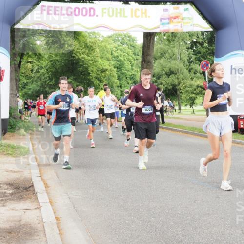 29.06.2025 - hella hamburg halbmarathon MichiJ http://msf.ph/oto/8319779 29.06.2025 10:37:09 Zwischen KM18-KM19 2020, 2234, 2504, 2788, 3414, 4247, 7297, 7657, 8819, 9770, 11819, 12421, 12670, 17745 meine-sportfotos.de