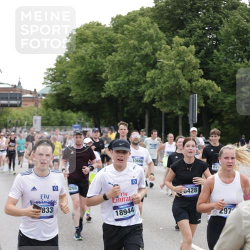 29.06.2025 - hella hamburg halbmarathon Jannik Wohlers http://msf.ph/oto/8319815 29.06.2025 10:39:19 Lombardsbrücke 2313, 2578, 2976, 3046, 4298, 4609, 4752, 5045, 5701, 6427, 6428, 6719, 6726, 6739, 7053, 7125, 7199, 7429, 8107, 8612, 8995, 9080, 9569, 9747, 9777, 10441, 10627, 10648, 10666, 10714, 10833, 10901, 10939, 11461, 11664, 11982, 12150, 12631, 12680, 13495, 13644, 14111, 14674, 14882, 15265, 15494, 16532, 17379, 17407, 17634, 17666, 17695, 18157, 18944, 19121 meine-sportfotos.de