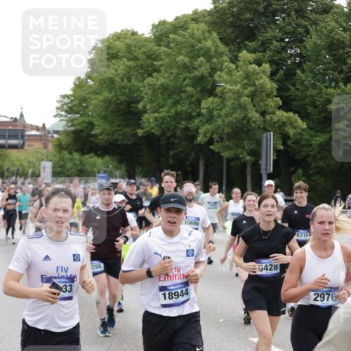 29.06.2025 - hella hamburg halbmarathon Jannik Wohlers http://msf.ph/oto/8319822 29.06.2025 10:39:19 Lombardsbrücke 2313, 2578, 2976, 3046, 4298, 4609, 4752, 5045, 5701, 6427, 6428, 6719, 6726, 6739, 7053, 7125, 7199, 7429, 8107, 8612, 8995, 9080, 9569, 9747, 9777, 10441, 10627, 10648, 10666, 10714, 10833, 10901, 10939, 11461, 11664, 11982, 12150, 12631, 12680, 13495, 13644, 14111, 14674, 14882, 15265, 15494, 16532, 17379, 17407, 17634, 17666, 17695, 18157, 18944, 19121 meine-sportfotos.de