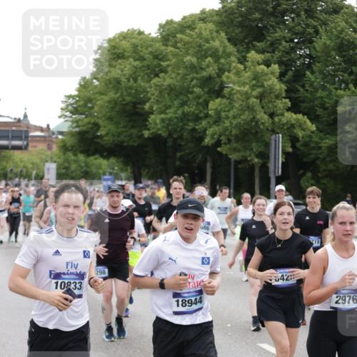 29.06.2025 - hella hamburg halbmarathon Jannik Wohlers http://msf.ph/oto/8319827 29.06.2025 10:39:19 Lombardsbrücke 2313, 2578, 2976, 3046, 4298, 4609, 4752, 5045, 5701, 6427, 6428, 6719, 6726, 6739, 7053, 7125, 7199, 7429, 8107, 8612, 8995, 9080, 9569, 9747, 9777, 10441, 10627, 10648, 10666, 10714, 10833, 10901, 10939, 11461, 11664, 11982, 12150, 12631, 12680, 13495, 13644, 14111, 14674, 14882, 15265, 15494, 16532, 17379, 17407, 17634, 17666, 17695, 18157, 18944, 19121 meine-sportfotos.de