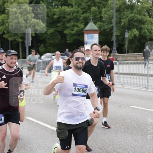 29.06.2025 - hella hamburg halbmarathon Jannik Wohlers http://msf.ph/oto/8319876 29.06.2025 10:39:21 Lombardsbrücke 2313, 2578, 2976, 3046, 3882, 3883, 3884, 4298, 4609, 4752, 5045, 5701, 6427, 6428, 6719, 6726, 6739, 7045, 7053, 7125, 7199, 7429, 8107, 8612, 8622, 9080, 9747, 9777, 10441, 10648, 10666, 10714, 10833, 10901, 10939, 11664, 11982, 12150, 12631, 12680, 13495, 13644, 14674, 14882, 15265, 15494, 16532, 16784, 17379, 17407, 17634, 17695, 18157, 18944, 19121 meine-sportfotos.de