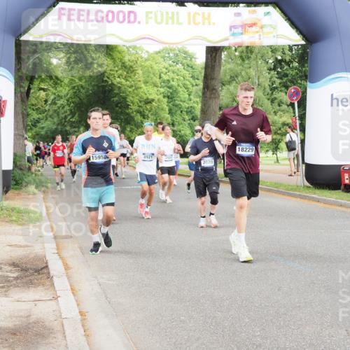 29.06.2025 - hella hamburg halbmarathon MichiJ http://msf.ph/oto/8319904 29.06.2025 10:37:10 Zwischen KM18-KM19 2020, 2234, 2880, 3414, 3562, 4247, 7657, 8819, 8921, 9303, 9770, 11819, 12421, 12670, 15950, 17745 meine-sportfotos.de