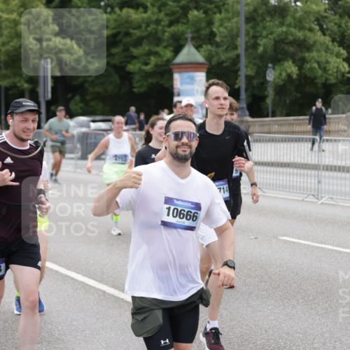 29.06.2025 - hella hamburg halbmarathon Jannik Wohlers http://msf.ph/oto/8319926 29.06.2025 10:39:22 Lombardsbrücke 2313, 2578, 2976, 3046, 3882, 3883, 3884, 4298, 4752, 5045, 5701, 6427, 6428, 6719, 6726, 6739, 7045, 7053, 7125, 7199, 7429, 8107, 8612, 8622, 9080, 9747, 10441, 10648, 10666, 10714, 10833, 10901, 10939, 11664, 11874, 11982, 12631, 12883, 13644, 14674, 14882, 15265, 15494, 16532, 16784, 17379, 17407, 17634, 17695, 18157, 18944, 19121, 19163 meine-sportfotos.de