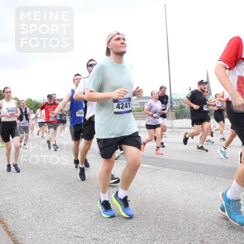29.06.2025 - hella hamburg halbmarathon Lena Gebhardt http://msf.ph/oto/8319928 29.06.2025 10:57:15 Lombardsbrücke 2871, 6981, 14414, 150, 4241, 12476, 6832, 79, 1207, 2041, 2370, 2871, 2932, 3195, 3348, 3387, 3388, 3418, 3470, 3485, 3723, 3750, 3851, 4086, 4106, 4180, 4197, 4241, 4485, 4568, 4569, 4611, 4998, 5057, 5117, 5316, 5589, 5639, 5738, 5944, 6053, 6284, 6827, 6832, 6981, 7381, 7416, 7417, 7592, 7728, 7787, 7964, 8035, 8039, 8197, 8224, 8287, 8386, 8540, 8546, 8552, 8679, 8851, 8853, 8873, 9110, 9298, 9299 meine-sportfotos.de