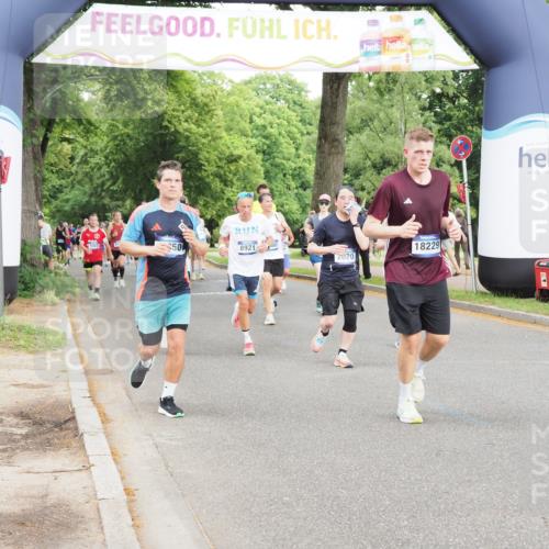29.06.2025 - hella hamburg halbmarathon MichiJ http://msf.ph/oto/8319952 29.06.2025 10:37:10 Zwischen KM18-KM19 2020, 2234, 2880, 3414, 3562, 4247, 7657, 8819, 8921, 9303, 9770, 11819, 12421, 12670, 15950, 17745 meine-sportfotos.de