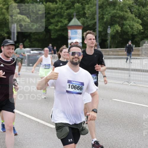 29.06.2025 - hella hamburg halbmarathon Jannik Wohlers http://msf.ph/oto/8319965 29.06.2025 10:39:22 Lombardsbrücke 2313, 2578, 2976, 3046, 3882, 3883, 3884, 4298, 4752, 5045, 5701, 6427, 6428, 6719, 6726, 6739, 7045, 7053, 7125, 7199, 7429, 8107, 8612, 8622, 9080, 9747, 10441, 10648, 10666, 10714, 10833, 10901, 10939, 11664, 11874, 11982, 12631, 12883, 13644, 14674, 14882, 15265, 15494, 16532, 16784, 17379, 17407, 17634, 17695, 18157, 18944, 19121, 19163 meine-sportfotos.de