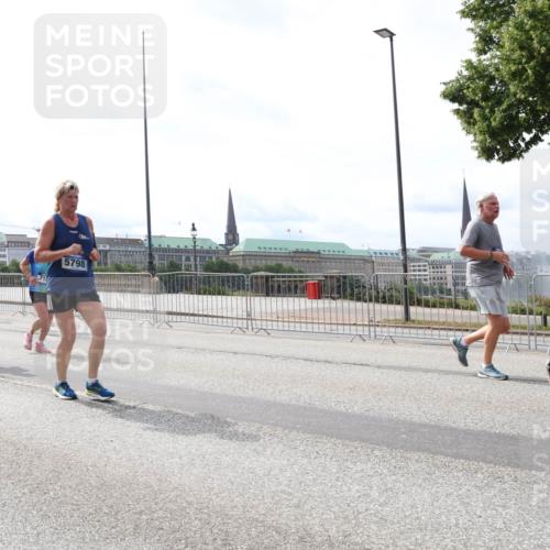 29.06.2025 - hella hamburg halbmarathon Lena Gebhardt http://msf.ph/oto/8319981 29.06.2025 10:22:44 Lombardsbrücke 392, 190, 71, 5798, 1029, 1187, 1598, 1853, 2022, 2294, 2351, 2479, 2766, 2886, 3003, 3029, 3034, 3108, 3430, 3457, 3511, 3600, 3601, 3910, 3946, 4113, 4114, 4131, 4556, 4559, 4829, 4969, 4970, 5079, 5223, 5343, 5629, 5798, 5838, 6030, 6048, 6049, 6303, 6307, 6347, 6784, 6785, 6820, 6826, 6899, 7097, 7188, 7190, 7266, 7276, 7529, 7794, 7925, 8355, 8511, 8855, 8931, 9133, 9256, 9913, 10205, 10826, 12190, 13921, 14525, 14801 meine-sportfotos.de