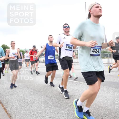 29.06.2025 - hella hamburg halbmarathon Lena Gebhardt http://msf.ph/oto/8319988 29.06.2025 10:57:15 Lombardsbrücke 2871, 69, 14146, 15060, 15298, 4241, 15640, 932, 1207, 2041, 2370, 2871, 2932, 3195, 3348, 3387, 3388, 3418, 3470, 3485, 3723, 3750, 3851, 4086, 4106, 4180, 4197, 4241, 4485, 4568, 4569, 4611, 4998, 5057, 5117, 5316, 5589, 5639, 5738, 5944, 6053, 6284, 6827, 6832, 6981, 7381, 7416, 7417, 7592, 7728, 7787, 7964, 8035, 8039, 8197, 8224, 8287, 8386, 8540, 8546, 8552, 8679, 8851, 8853, 8873, 9110, 9298, 9299 meine-sportfotos.de