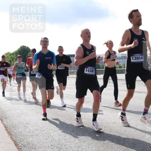 29.06.2025 - hella hamburg halbmarathon Lena Gebhardt http://msf.ph/oto/8319997 29.06.2025 09:47:58 Lombardsbrücke 10900, 6990, 18573, 15415, 14387, 13854, 1164, 1217, 1385, 1562, 1743, 2196, 2296, 2404, 2714, 2851, 3959, 4602, 4860, 5091, 5092, 5315, 5923, 6684, 6829, 6990, 8084, 8362, 8395, 8901, 9178, 9944, 10384, 10900, 10968, 11019, 11202, 11227, 11559, 11620, 11745, 12290, 12462, 12514, 12751, 12865, 13029, 13419, 13514, 13595, 13798, 13854, 14387, 14601, 14908, 14934, 14952, 15015, 15261, 15415, 15701, 15965, 16119, 16123, 16158, 16964, 17154, 18419 meine-sportfotos.de