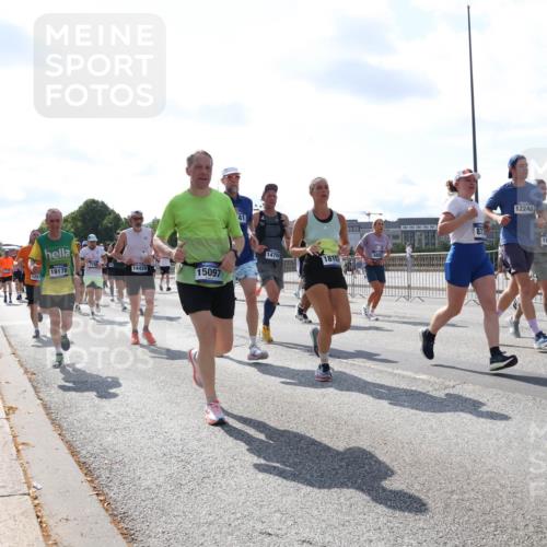 29.06.2025 - hella hamburg halbmarathon Lena Gebhardt http://msf.ph/oto/8320000 29.06.2025 10:00:05 Lombardsbrücke 1251, 19178, 41, 873, 14750, 1815, 14429, 15097, 12248, 1612, 1006, 1019, 1125, 1180, 1239, 1264, 1526, 1834, 1914, 1955, 2027, 2086, 2099, 2159, 2348, 2364, 2391, 2432, 2447, 2582, 2584, 2606, 2652, 2676, 2677, 2730, 2910, 3177, 3181, 3279, 3319, 3668, 3836, 3861, 3898, 4013, 4231, 4426, 4594, 4632, 4772, 4796, 4813, 4837, 5015, 5134, 5272, 5277, 5341, 5728, 6082, 6084, 6104, 6174, 6201, 6202, 6260, 6462, 6470, 6581, 6587, 8330, 9142, 9984, 10031, 11039, 11568, 11844 meine-sportfotos.de