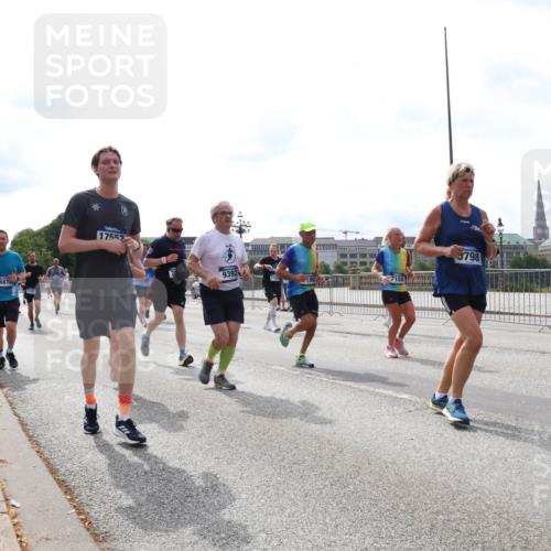 29.06.2025 - hella hamburg halbmarathon Lena Gebhardt http://msf.ph/oto/8320062 29.06.2025 10:22:45 Lombardsbrücke 16874, 17557, 9392, 798, 1029, 1187, 1598, 1853, 2022, 2294, 2351, 2479, 2766, 2886, 3003, 3029, 3034, 3108, 3430, 3457, 3511, 3600, 3601, 3910, 3946, 4113, 4114, 4131, 4556, 4559, 4829, 4969, 4970, 5079, 5223, 5343, 5629, 5798, 5838, 6030, 6048, 6049, 6303, 6307, 6347, 6784, 6785, 6820, 6826, 6899, 7097, 7188, 7190, 7266, 7276, 7529, 7794, 7891, 7925, 8355, 8511, 8855, 8931, 9133, 9256, 9913, 10205, 10826, 12190, 13560, 13921, 14525, 14801 meine-sportfotos.de