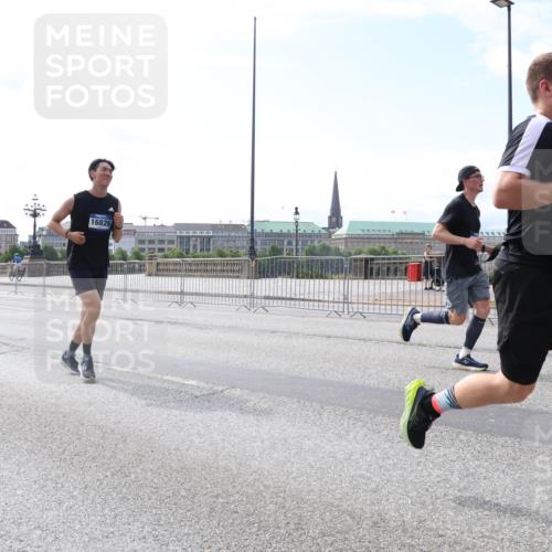 29.06.2025 - hella hamburg halbmarathon Lena Gebhardt http://msf.ph/oto/8320090 29.06.2025 10:12:44 Lombardsbrücke 16826, 1020, 1051, 1249, 1610, 1785, 1850, 1851, 1939, 2531, 2891, 2942, 2963, 2964, 3182, 3248, 3262, 3746, 4453, 4499, 4532, 4554, 5150, 5166, 5176, 5597, 5598, 6207, 6822, 6871, 6966, 7014, 7873, 7907, 8917, 8971, 9254, 9405, 10067, 10402, 10581, 10685, 11025, 11720, 12456, 13566, 13816, 14404, 14540, 14863, 14868, 14869, 15012, 15369, 15531, 16323, 16473, 16826, 16911, 17061, 17994, 18178, 18493, 18530 meine-sportfotos.de