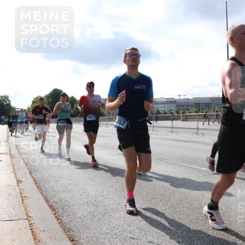 29.06.2025 - hella hamburg halbmarathon Lena Gebhardt http://msf.ph/oto/8320115 29.06.2025 09:47:59 Lombardsbrücke 6990, 18573, 362, 14387, 1164, 1217, 1385, 1562, 1743, 2196, 2296, 2404, 2714, 2767, 2851, 3959, 4602, 4860, 5091, 5092, 5315, 5923, 6684, 6829, 6990, 8084, 8362, 8395, 8901, 8933, 9178, 9944, 10384, 10900, 10968, 11019, 11202, 11227, 11559, 11620, 11745, 11929, 12290, 12462, 12514, 12751, 12865, 13029, 13419, 13514, 13595, 13798, 13854, 14387, 14601, 14908, 14934, 14952, 15015, 15261, 15415, 15701, 15965, 16119, 16123, 16158, 16964, 17154, 18419 meine-sportfotos.de