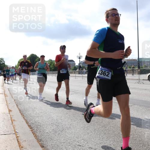 29.06.2025 - hella hamburg halbmarathon Lena Gebhardt http://msf.ph/oto/8320146 29.06.2025 09:47:59 Lombardsbrücke 6990, 18573, 6362, 12290, 1164, 1217, 1385, 1562, 1743, 2196, 2296, 2404, 2714, 2767, 2851, 3959, 4602, 4860, 5091, 5092, 5315, 5923, 6684, 6829, 6990, 8084, 8362, 8395, 8901, 8933, 9178, 9944, 10384, 10900, 10968, 11019, 11202, 11227, 11559, 11620, 11745, 11929, 12290, 12462, 12514, 12751, 12865, 13029, 13419, 13514, 13595, 13798, 13854, 14387, 14601, 14908, 14934, 14952, 15015, 15261, 15415, 15701, 15965, 16119, 16123, 16158, 16964, 17154, 18419 meine-sportfotos.de